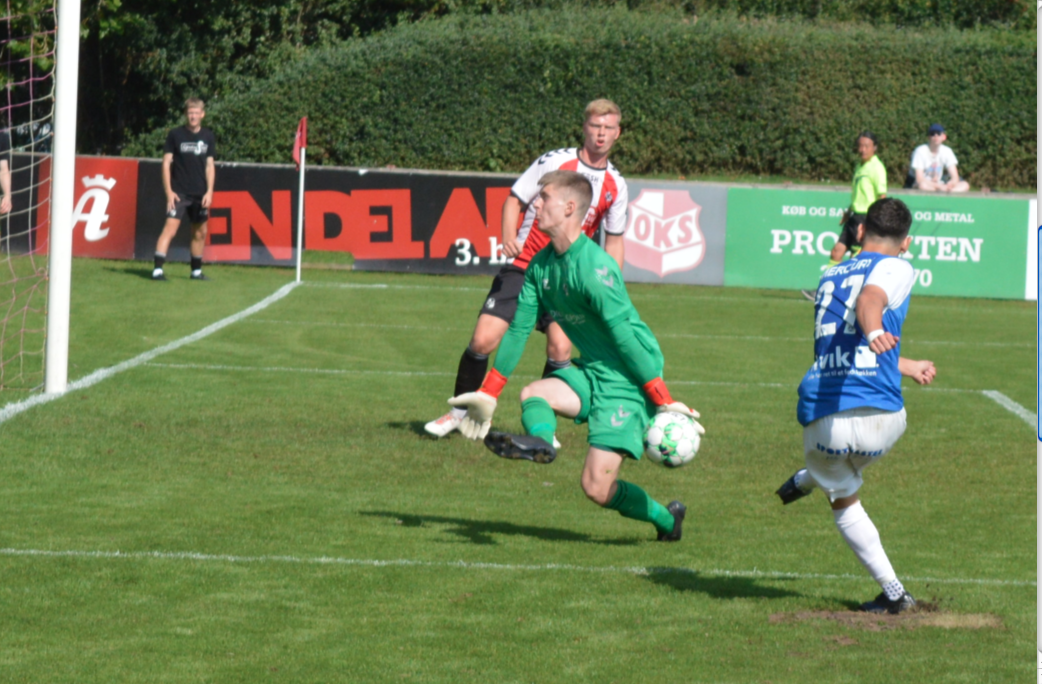 OKS målmand Jonas Olsen redder forsøg fra B1913`s Benjamin Aarenstrup